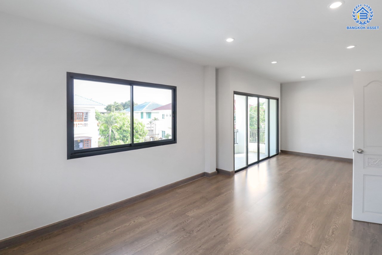 บ้านมือสองตกแต่งใหม่ หลังใหญ่พร้อมเข้าอยู่ ม.เมืองดี พุทธมณฑลสาย 2 หลังมุม เนื้อที่ 92.8 ตร.ว. ฟังก์ชันจัดเต็ม 4 ห้องนอน 4 ห้องน้ำ จอดรถได้ถึง 4 คัน บนทำเลใกล้ทางคู่ขนานลอยฟ้าบรมราชชนนี และเซ็นทรัลปิ่นเกล้า